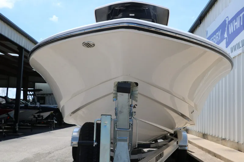 Slide: The Image of Robalo 246 Cayman 2025 - 16