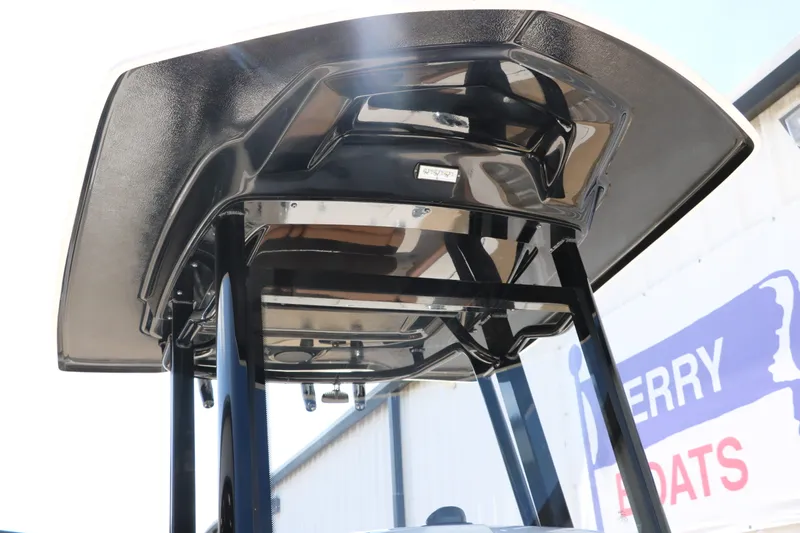 Slide: The Image of Robalo 246 Cayman 2025 - 24