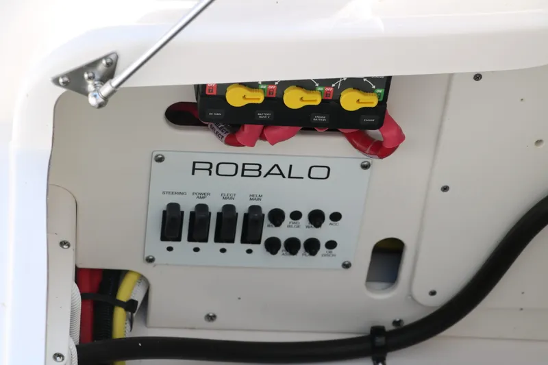 Slide: The Image of Robalo 246 Cayman 2025 - 31