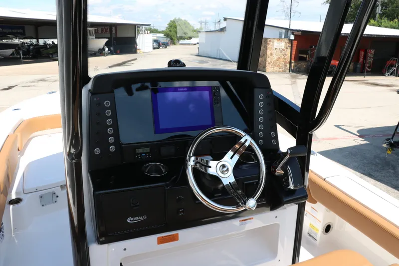 Slide: The Image of Robalo 246 Cayman 2025 - 32