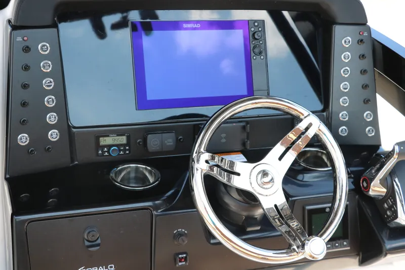 Slide: The Image of Robalo 246 Cayman 2025 - 33