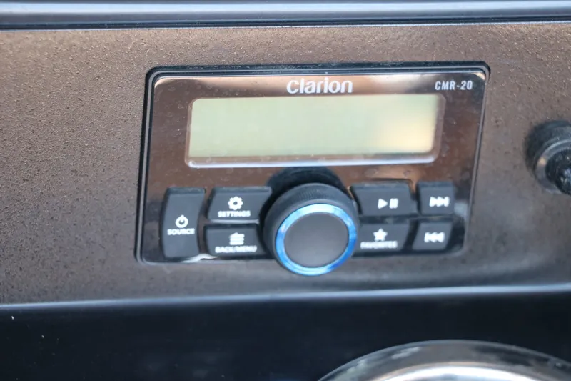 Slide: The Image of Robalo 246 Cayman 2025 - 37