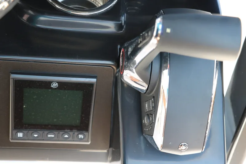 Slide: The Image of Robalo 246 Cayman 2025 - 39