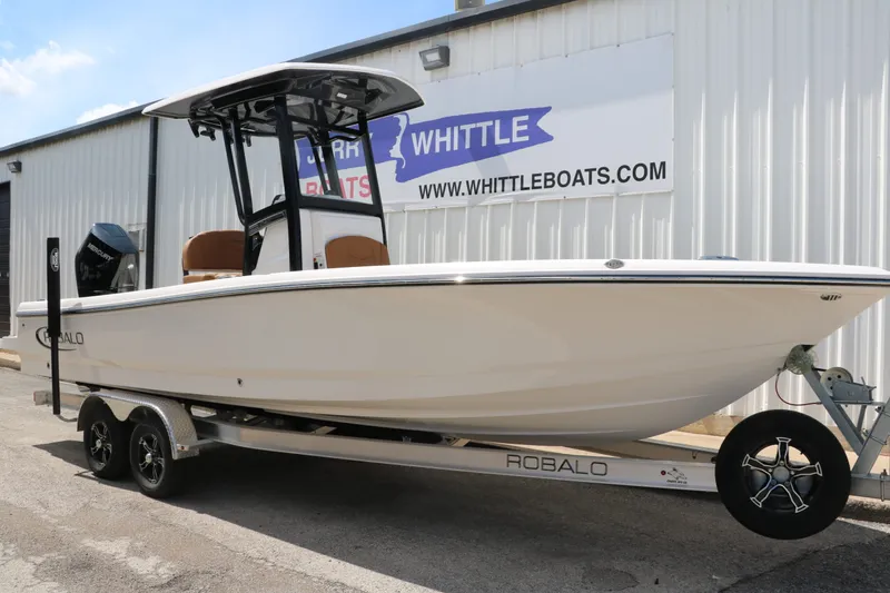 Slide: The Image of Robalo 246 Cayman 2025 - 4