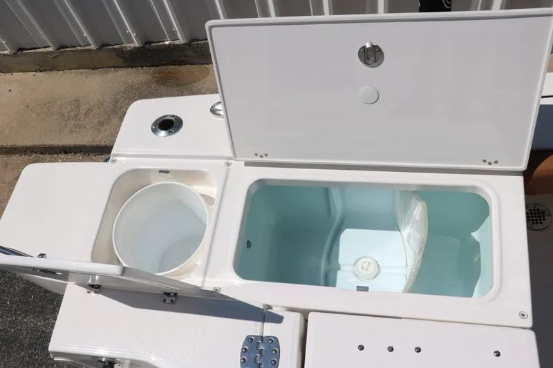 Slide: The Image of Robalo 246 Cayman 2025 - 40