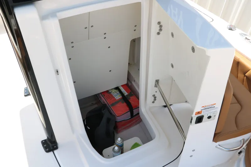 Slide: The Image of Robalo 246 Cayman 2025 - 46