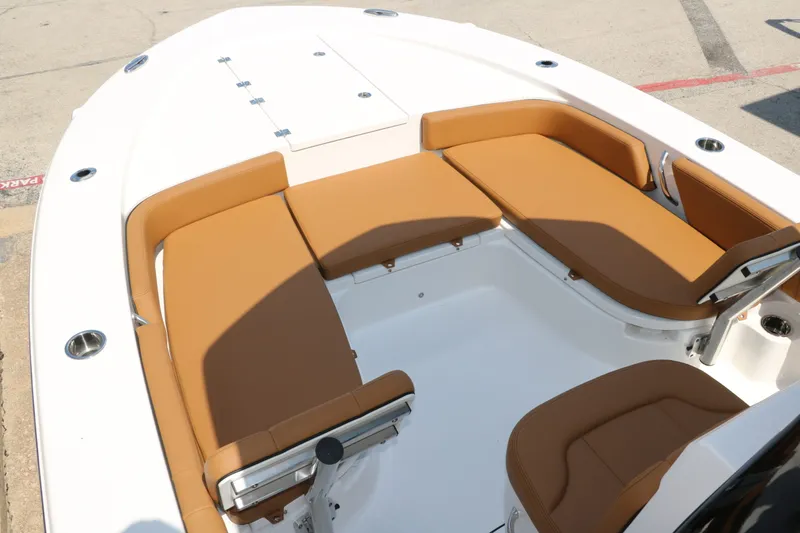 Slide: The Image of Robalo 246 Cayman 2025 - 48