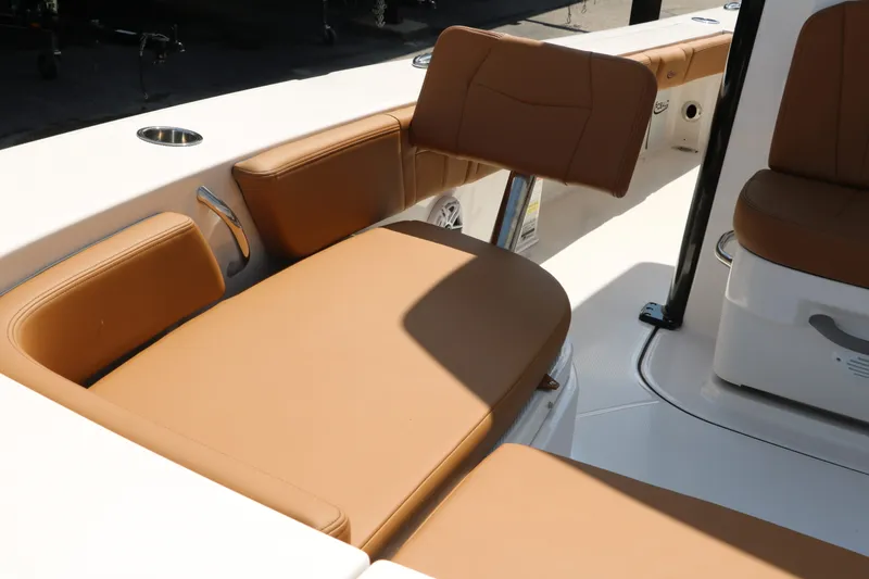 Slide: The Image of Robalo 246 Cayman 2025 - 50