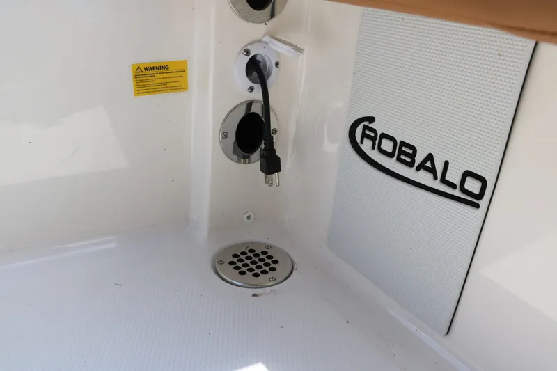 Slide: The Image of Robalo 246 Cayman 2025 - 52