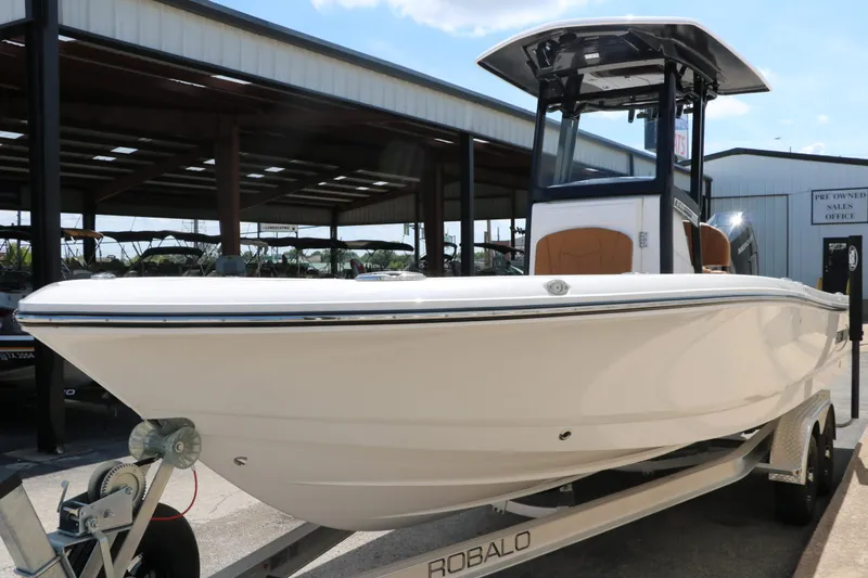 Slide: The Image of Robalo 246 Cayman 2025 - 6