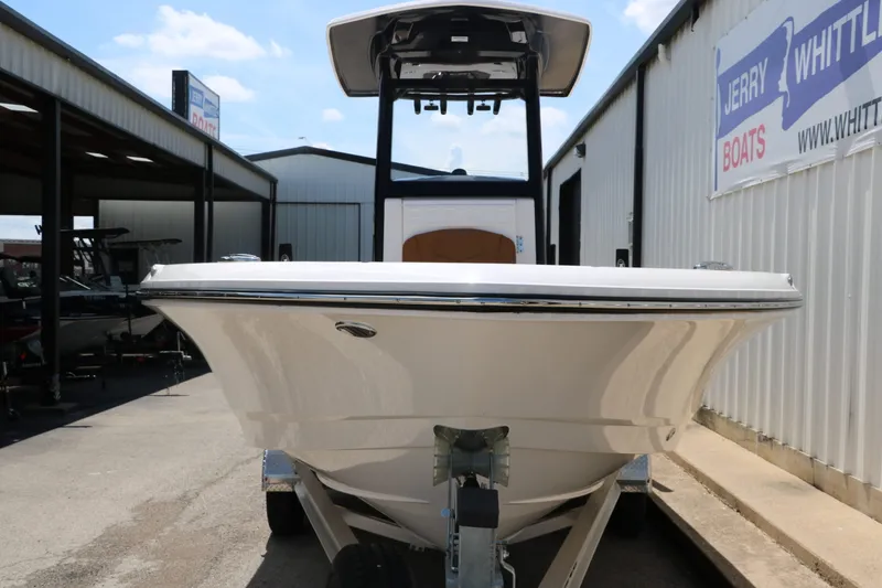 Slide: The Image of Robalo 246 Cayman 2025 - 7