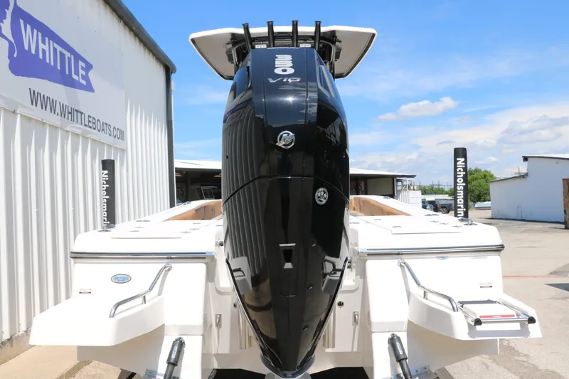 Slide: The Image of Robalo 246 Cayman 2025 - 9
