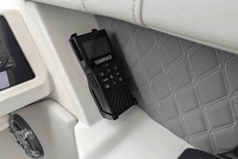 Slide: The Image of Sea Ray 350 SLX 2023 - 13