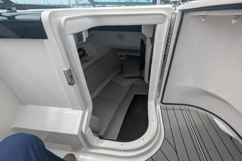 Slide: The Image of Sea Ray 350 SLX 2023 - 14