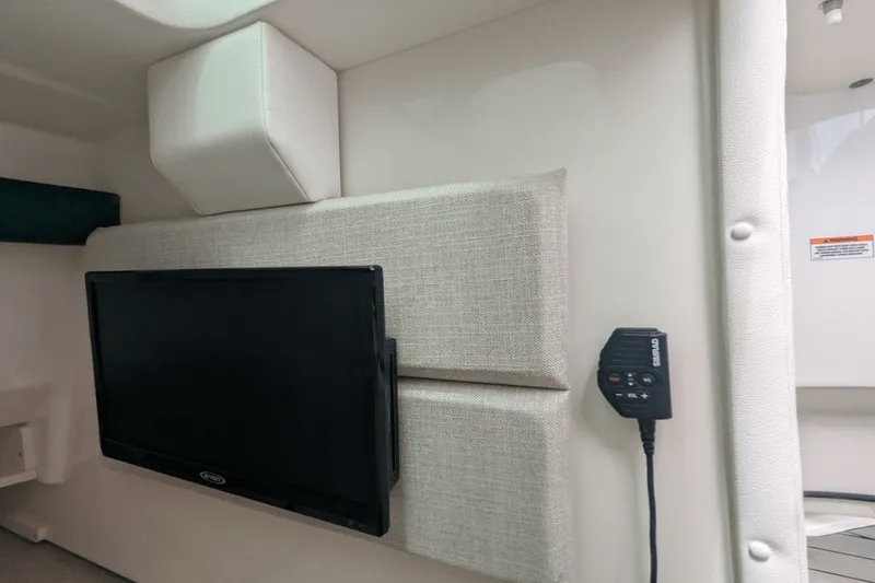 Slide: The Image of Sea Ray 350 SLX 2023 - 15