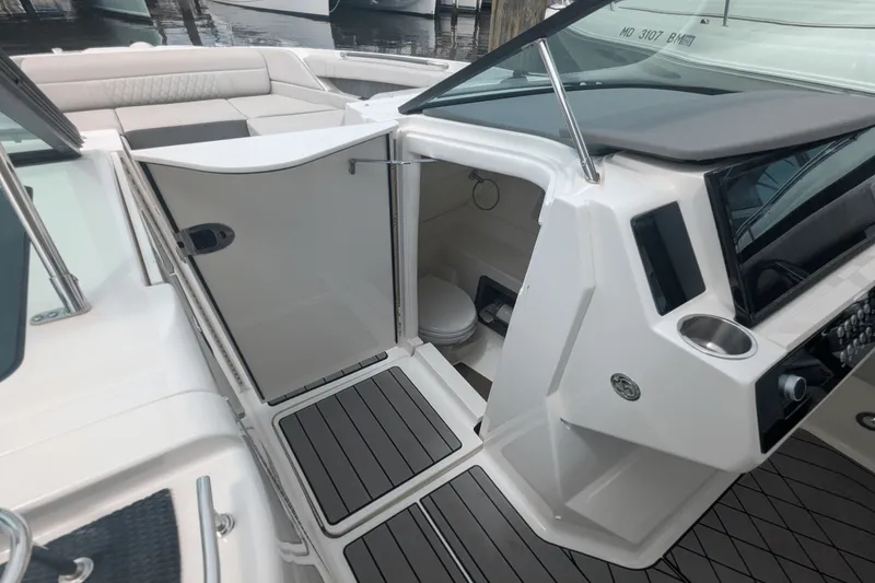 Slide: The Image of Sea Ray 350 SLX 2023 - 16