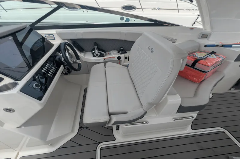 Slide: The Image of Sea Ray 350 SLX 2023 - 19
