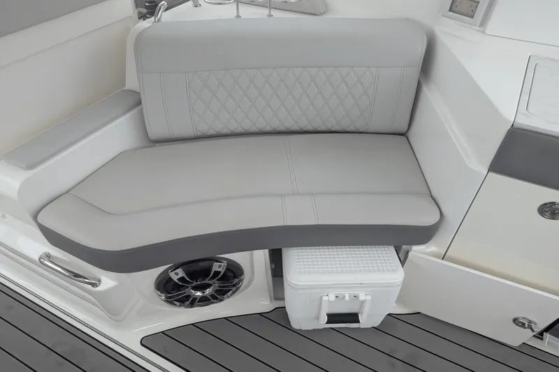 Slide: The Image of Sea Ray 350 SLX 2023 - 21