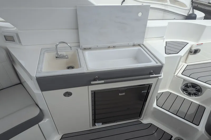 Slide: The Image of Sea Ray 350 SLX 2023 - 22