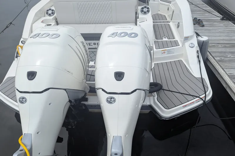 Slide: The Image of Sea Ray 350 SLX 2023 - 28