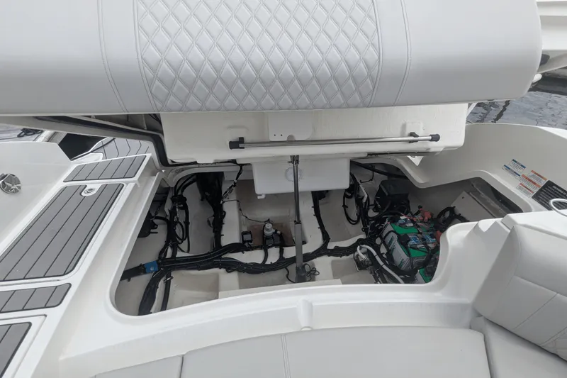 Slide: The Image of Sea Ray 350 SLX 2023 - 32