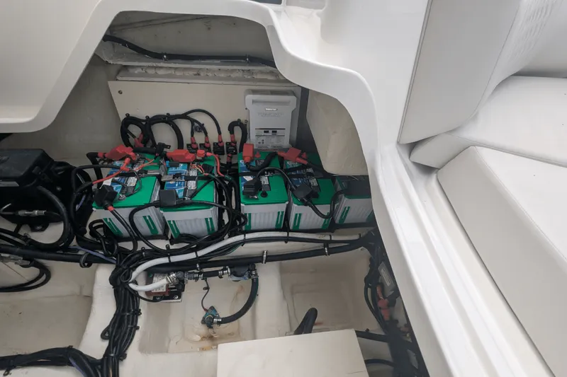 Slide: The Image of Sea Ray 350 SLX 2023 - 33