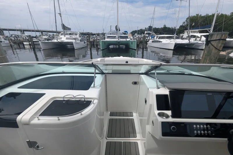 Slide: The Image of Sea Ray 350 SLX 2023 - 6