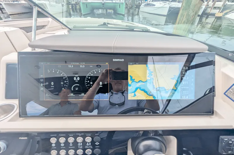 Slide: The Image of Sea Ray 350 SLX 2023 - 8