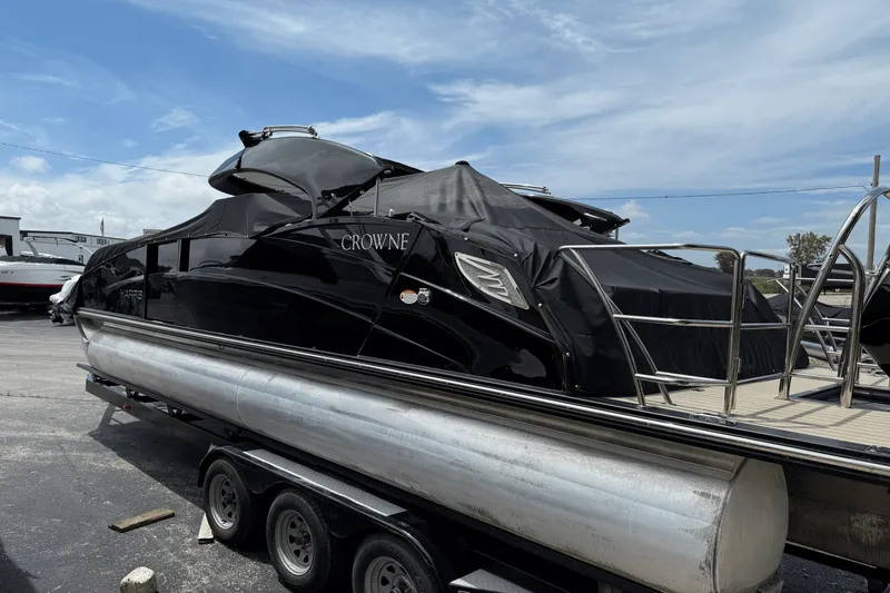 Slide: The Image of Harris 250 CROWNE SLEC 2022 - 24