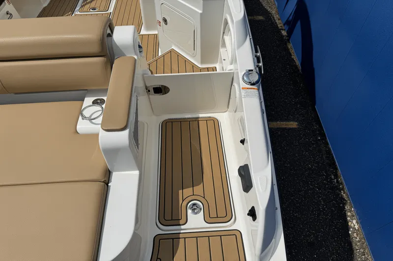 Slide: The Image of Sea Ray SDX 290 2026 - 13