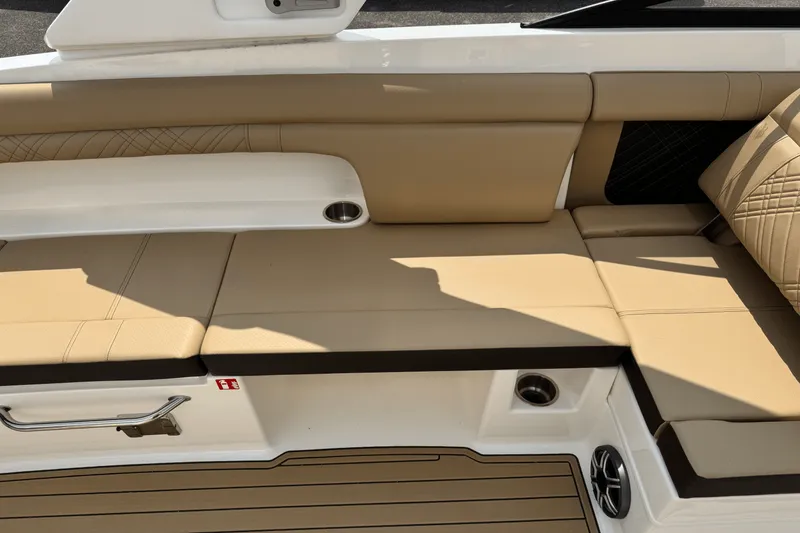 Slide: The Image of Sea Ray SDX 290 2026 - 30
