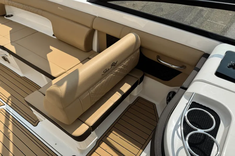 Slide: The Image of Sea Ray SDX 290 2026 - 32