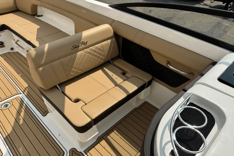 Slide: The Image of Sea Ray SDX 290 2026 - 33