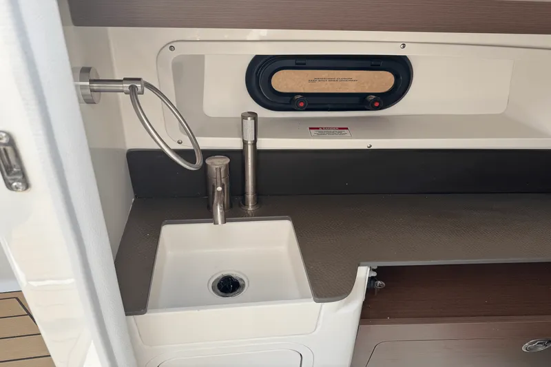 Slide: The Image of Sea Ray SDX 290 2026 - 38