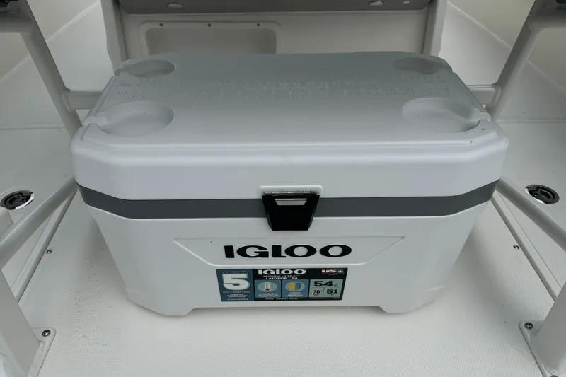 Slide: The Image of Boston Whaler 230 Outrage 2026 - 16