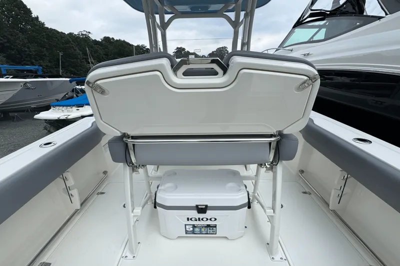 Slide: The Image of Boston Whaler 230 Outrage 2026 - 17