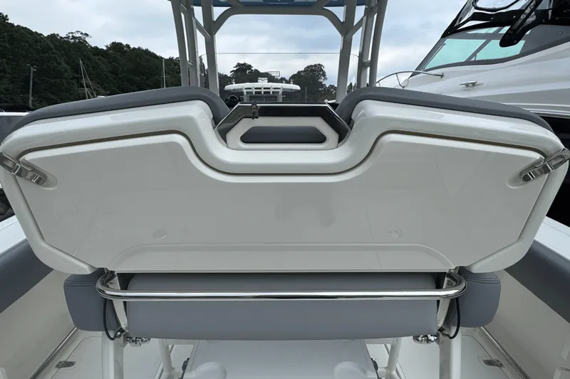 Slide: The Image of Boston Whaler 230 Outrage 2026 - 18