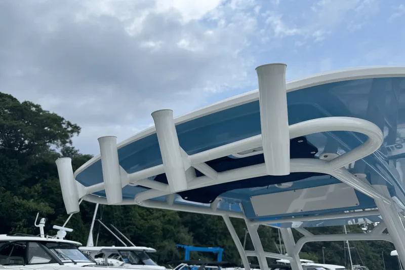 Slide: The Image of Boston Whaler 230 Outrage 2026 - 21