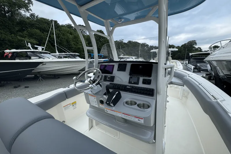 Slide: The Image of Boston Whaler 230 Outrage 2026 - 24