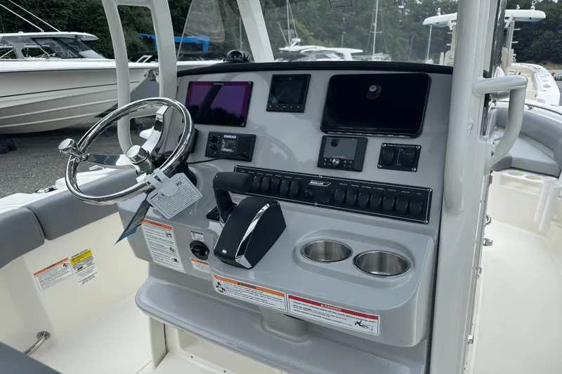 Slide: The Image of Boston Whaler 230 Outrage 2026 - 25