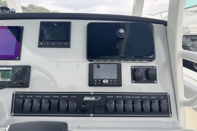 Slide: The Image of Boston Whaler 230 Outrage 2026 - 27