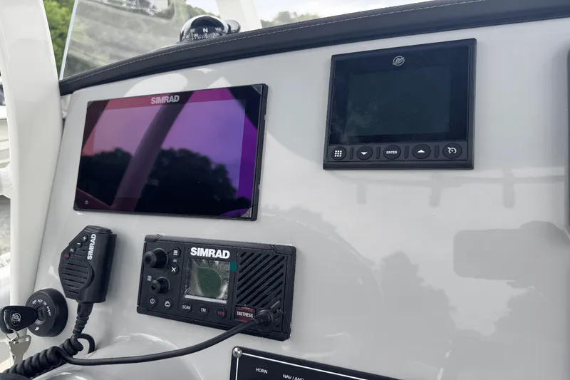 Slide: The Image of Boston Whaler 230 Outrage 2026 - 28