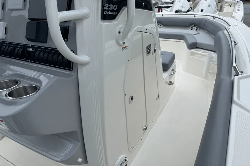 Slide: The Image of Boston Whaler 230 Outrage 2026 - 32