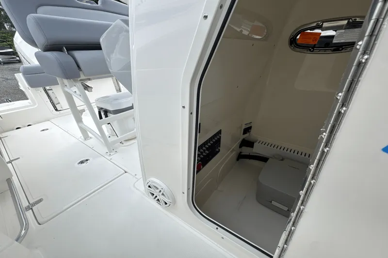 Slide: The Image of Boston Whaler 230 Outrage 2026 - 33