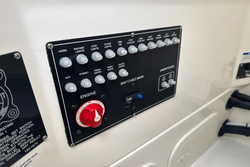 Slide: The Image of Boston Whaler 230 Outrage 2026 - 36