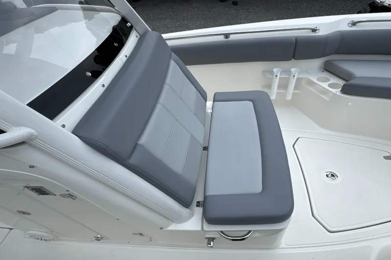 Slide: The Image of Boston Whaler 230 Outrage 2026 - 39