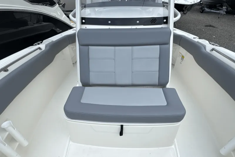 Slide: The Image of Boston Whaler 230 Outrage 2026 - 40