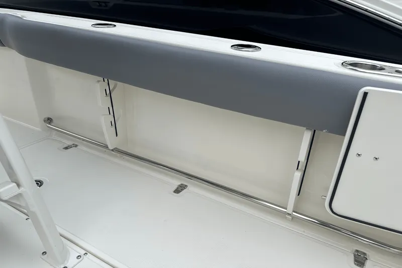 Slide: The Image of Boston Whaler 230 Outrage 2026 - 12