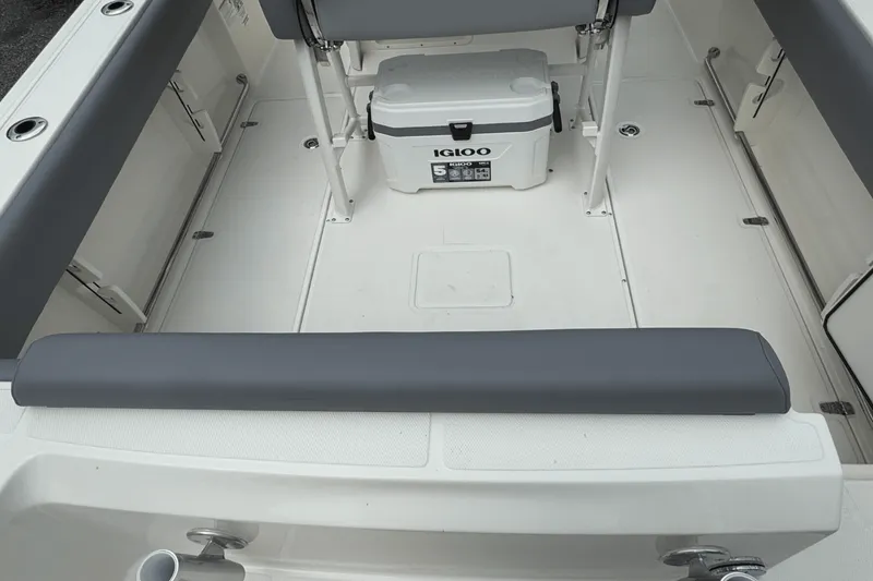 Slide: The Image of Boston Whaler 230 Outrage 2026 - 7