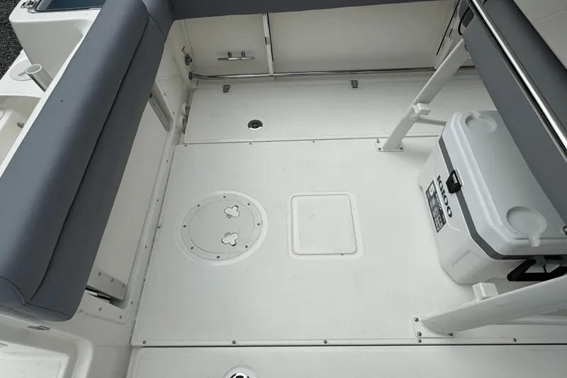 Slide: The Image of Boston Whaler 230 Outrage 2026 - 8